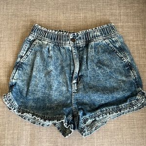 American Eagle mom short size 0, acid washed, like new, ruffles on legs